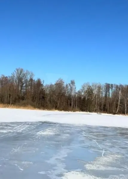 Мороз скував Світязь: відчайдухи ходять на острів пішки (відео)