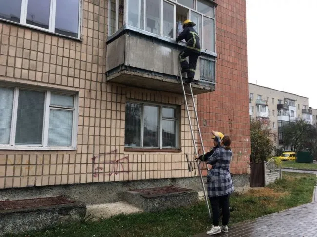 У Луцьку визволили малюка із зачиненої квартири (фото)