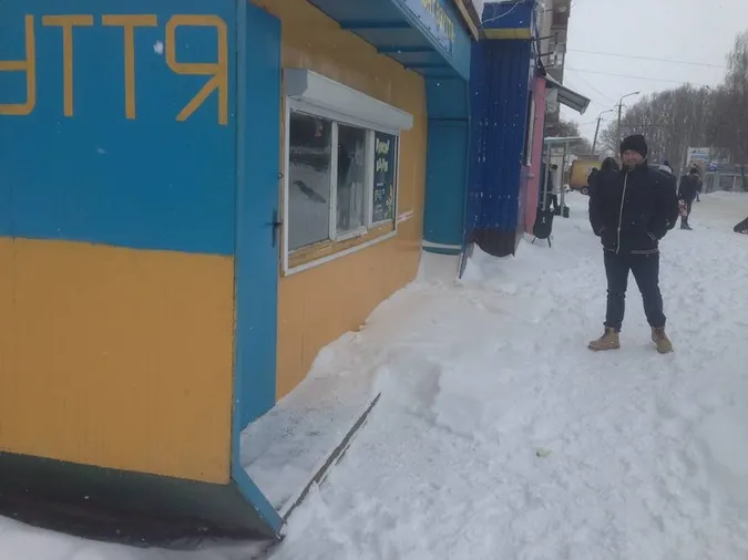 «Кому треба, той долізе»: як луцькі підприємці «чистяться» від снігу (фото)