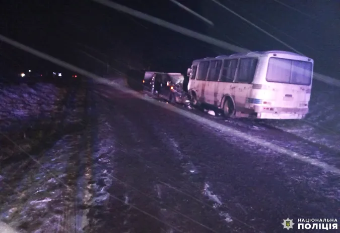 Волинянка на бусі протаранила автобус: постраждала вона і троє її дітей (фото)