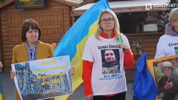 «Волю захисникам Маріуполя»: у Луцьку сім'ї полонених влаштували акцію (фото)