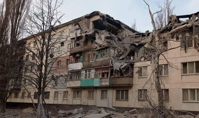 Завалів дуже багато, є жертви: ворог зранку обстріляв житлові квартали Лисичанська