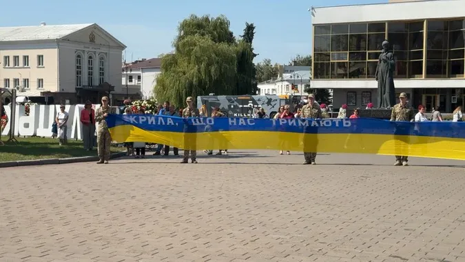 «Час не лікує»: у Луцьку вшанували полеглих захисників 40-метровим прапором пам’яті (фото)