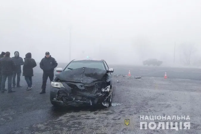 На Волині «тойота» влетіла в авто, яке висаджувало пасажирів (фото)