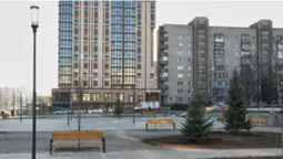 Ліхтарі, ялинки, лавки: у Луцьку завершують облаштування площі перед РАЦСом (фото, відео)