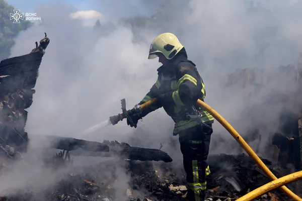 Намагалися загасити самотужки: під Луцьком ледь не згорів будинок через коротке замикання (фото)