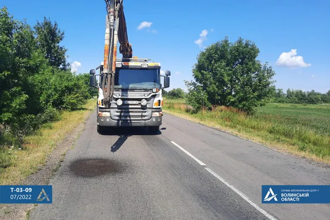 На Волині «латають» вибоїни на дорогах – водіям радять бути обачними (фото, відео)