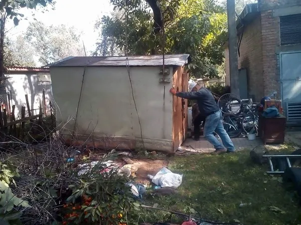 Луцькі муніципали знесли чергову металеву конструкцію (фото)