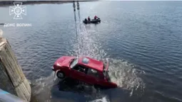 У Ковелі з мосту злетів автомобіль – рятувальники у воді шукали людей (відео)