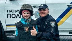 Дали приміряти бронік і каску: в Торчині патрульні завітали в дитячий садочок (фото)