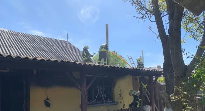 Горів будинок, вантажівка з вугіллям та суха трава: як волинські рятувальники гасили пожежі (фото)
