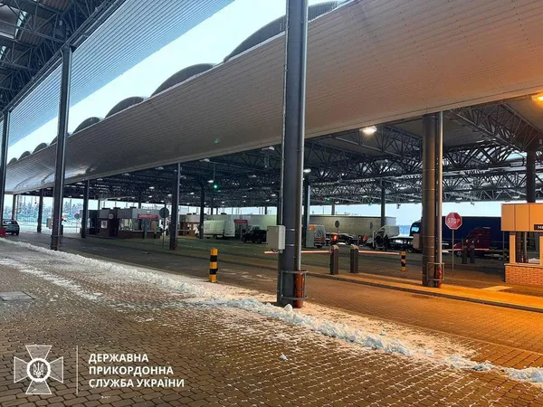 У пункті пропуску «Угринів-Долгобичув» розпочали оформлення великовагових вантажівок (фото)