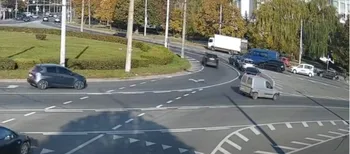 У Луцьку біля ТЦ «Глобус» стукнулись Tesla та Volkswagen (відео)