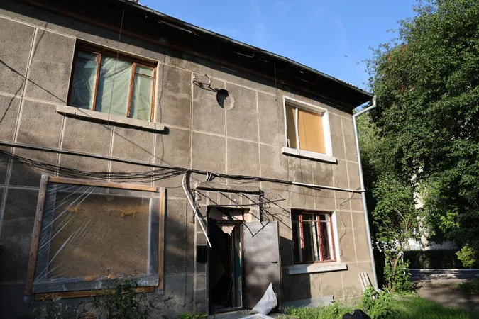 Вибиті вікна, пошкоджені покрівлі: після атаки росіян у Луцьку обстежили майже сотню квартир (фото)