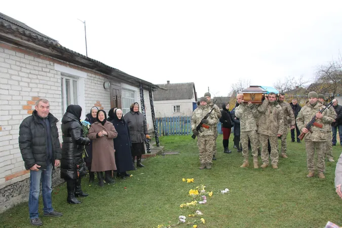 У селі на Волині похоронили загиблого захисника Віталія Лук'янчука
