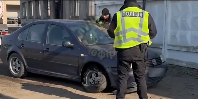 Волинянин втікав від поліції на авто з пробитим колесом (відео)