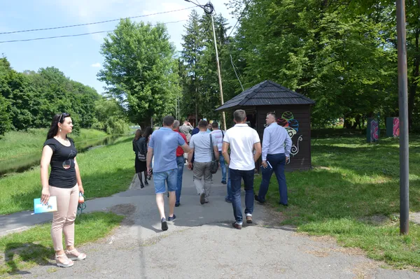 У луцькому парку показали, як боротимуться із чагарниками завдяки мульчеру (фото,  відео)