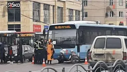 У самісінькому центрі Луцька автобус «зачепив» велосипедиста (фото)