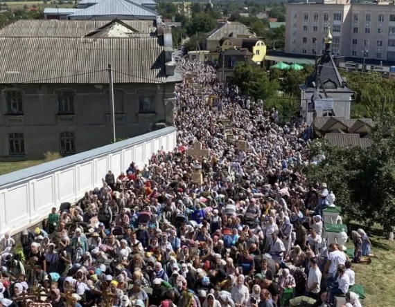30 тисяч паломників УПЦ «мп» прибули до Почаївської лаври (фото)