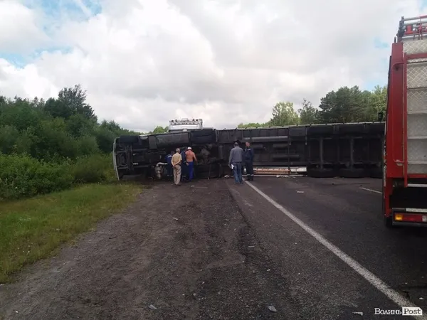 На волинській трасі перевернулась фура (фото)