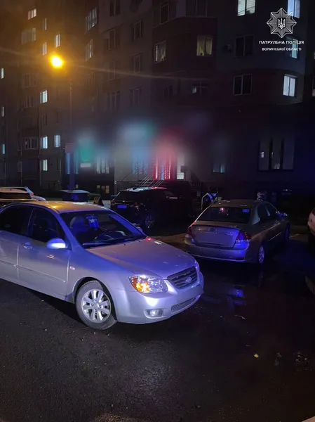 У Луцьку п'яний на KIA задом «поцілував» іншу KIA