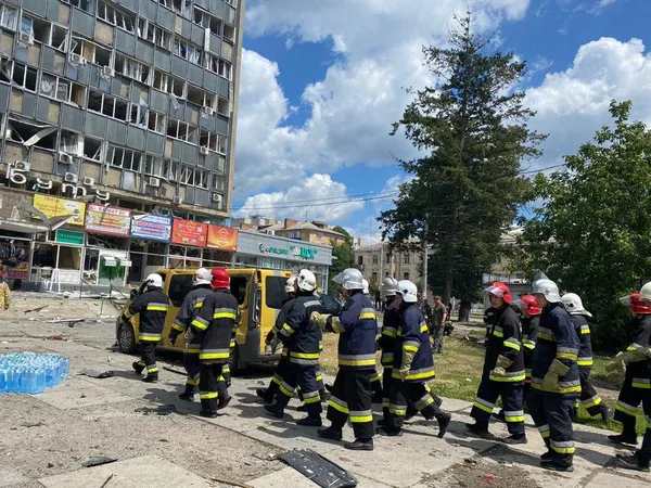 У Вінниці після ракетного удару шукають 46 людей, з якими зник зв’язок (фото)