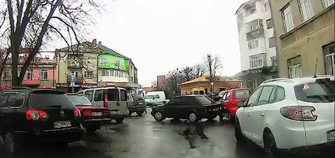 У Володимирі легковик в'їхав задом у припарковану малолітражку (відео)