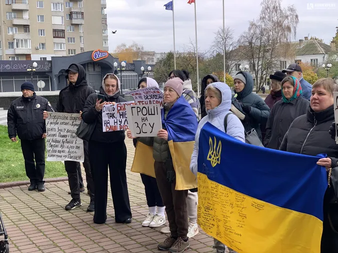 «Дрони, а не бруківка»: лучани вкотре мітингують під стінами облради (фото)