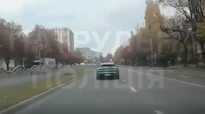 Без поворотника, з «лівими» номерами і без страховки: у Луцьку оштрафували власника Porsche (відео)