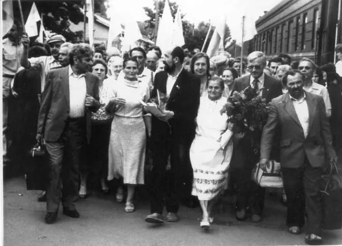 Проводи нардепів першого скликання до Києва. Посередині - Олександр Гудима