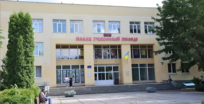 У Луцьку біля Палацу учнівської молоді переклали плити (фото)