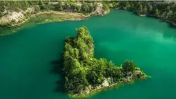 Смарагдова вода і 30-метрові скелі: недалеко від Луцька є унікальне озеро, про яке мало хто знає (фото)