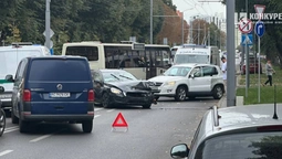 Розтрощило передок: на проспекті Волі серйозна аварія з двома авто (фото)