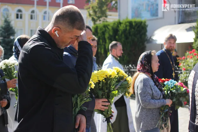 Знову похорон: Луцьк попрощався із загиблим захисником Віталієм Степанишеним (фото, відео)