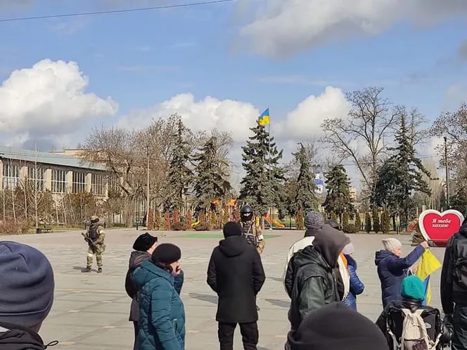У Скадовськ зайшли військові РФ й винесли з міськради усі комп'ютери (фото)