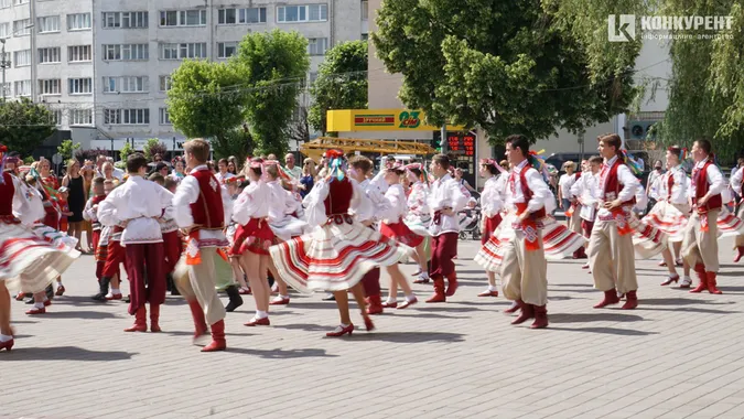 У Луцьку випускникам вручили 194 медалі (фото)