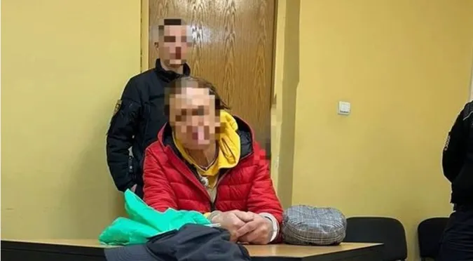У Рівному чоловіка, який витер ноги українським прапором, відправили на лікування