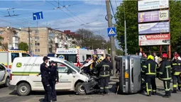 Аварія в Луцьку: від удару перекинувся автомобіль (фото, відео, оновлено)