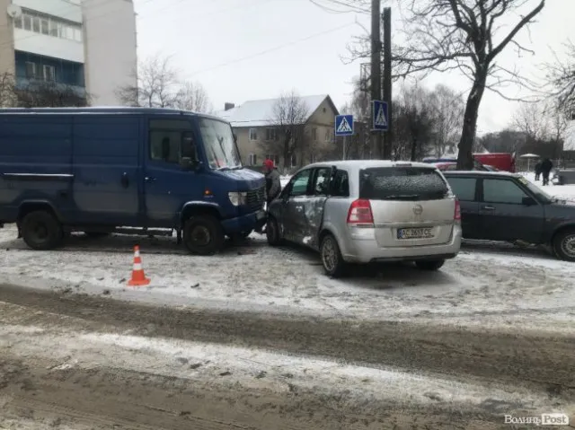 Вм'ятина на весь лівий бік: у Луцьку зіткнулися легковик і бус (фото)