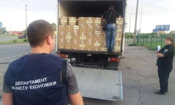 Дорогою на Волинь затримали фуру, яка везла півмільйона пачок сигарет (фото)