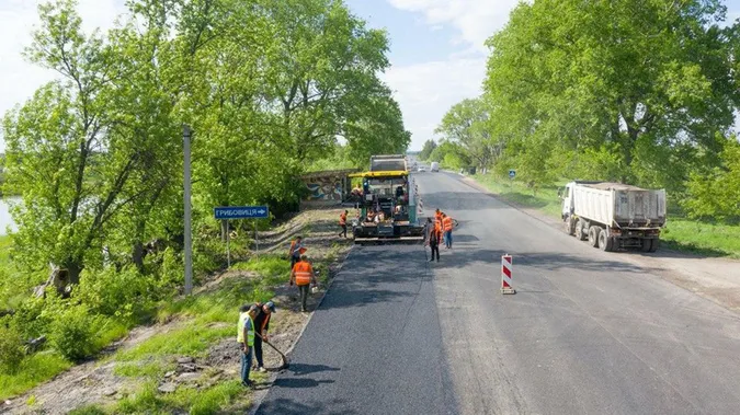 На дорозі Ковель-Жовква асфальтують з’їзди: рух у Литовежі ускладнений (фото)