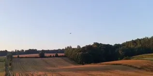 У Польщі лунали вибухи під час атаки рф на Україну, серед поля – вирва (відео)