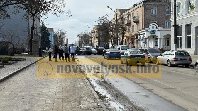 У центрі Нововолинська зіштовхнулися автівки – рух ускладнений (фото)