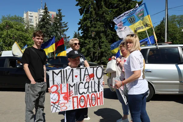 Близько 100 автомобілів та сотня родин: у Луцьку провели акцію на підтримку військовополонених (фото)