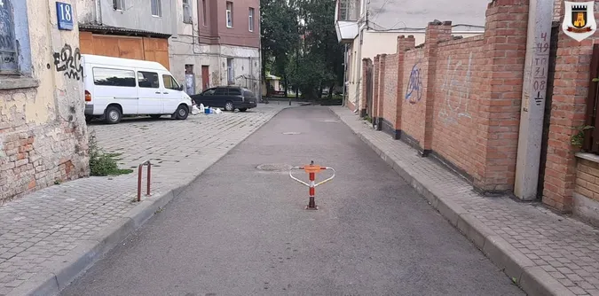 Муніципали позрізають обмежувачі руху у Луцьку і прилеглих селах (фото)