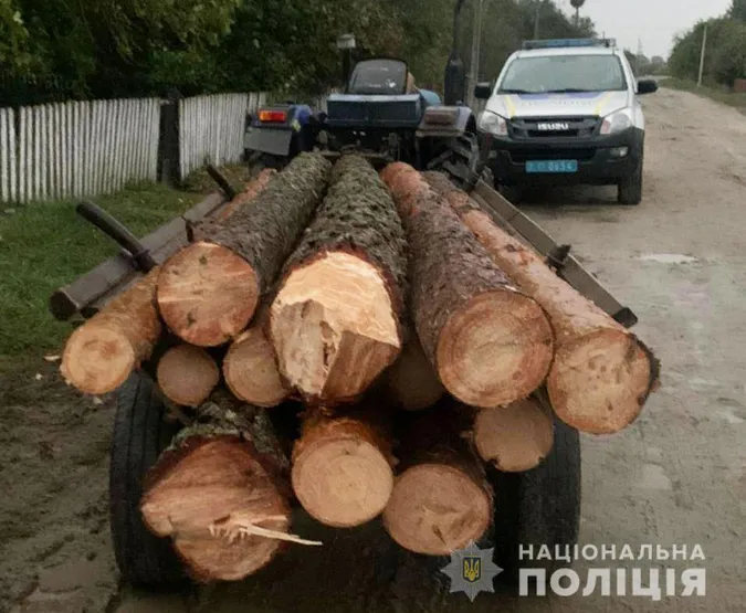 Волинські поліцейські виявили вантажівку та трактор із незаконною деревиною (фото)