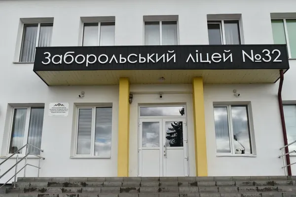 Котлети, нагетси, пюре та банан: як годують школярів у Заборольському ліцеї №32 (фото)
