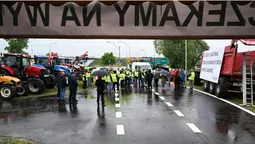 Польські фермери заблокували рух вантажівок на кордоні з Україною (фото)