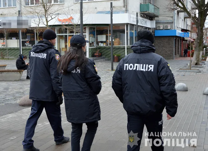Вулиці Луцька контролюють озброєні автоматами поліцейські (фото)