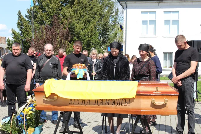 У Луцькому районі попрощалися із загиблим солдатом Василем Харчуком (фото)